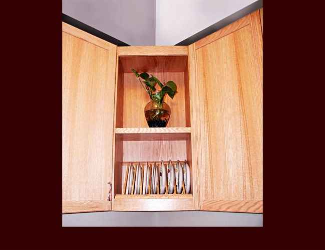 Oak Kitchen Cabinets. Corner Plate Rack Detail.